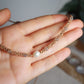 Handgefertigter Makramee Choker Thalyn mit kleinen Labradoritperlen, weißer Süßwasserperle und goldfarbenen Edelstahlperlen.