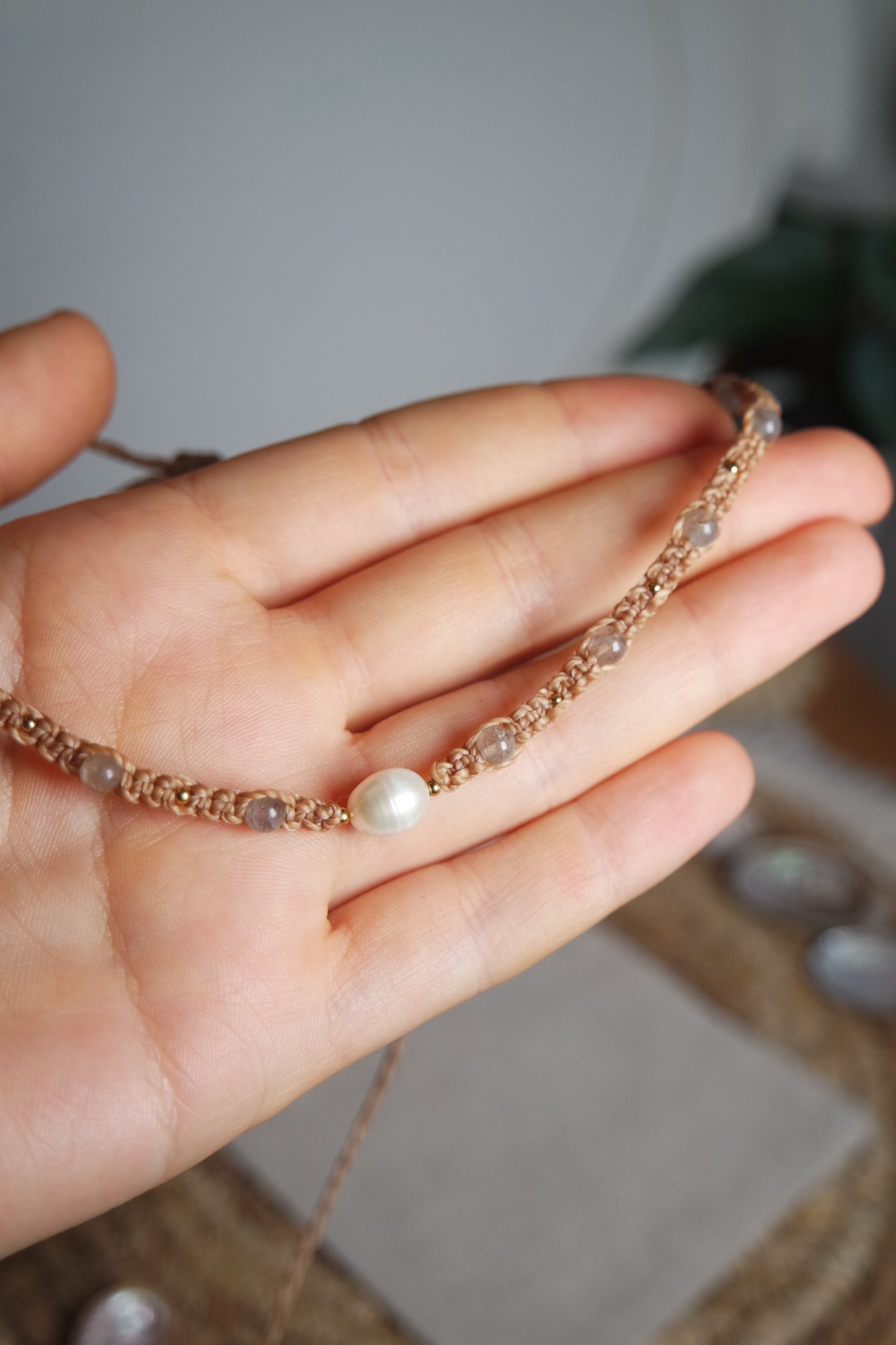 Handgefertigter Makramee Choker Thalyn mit kleinen Labradoritperlen, weißer Süßwasserperle und goldfarbenen Edelstahlperlen.