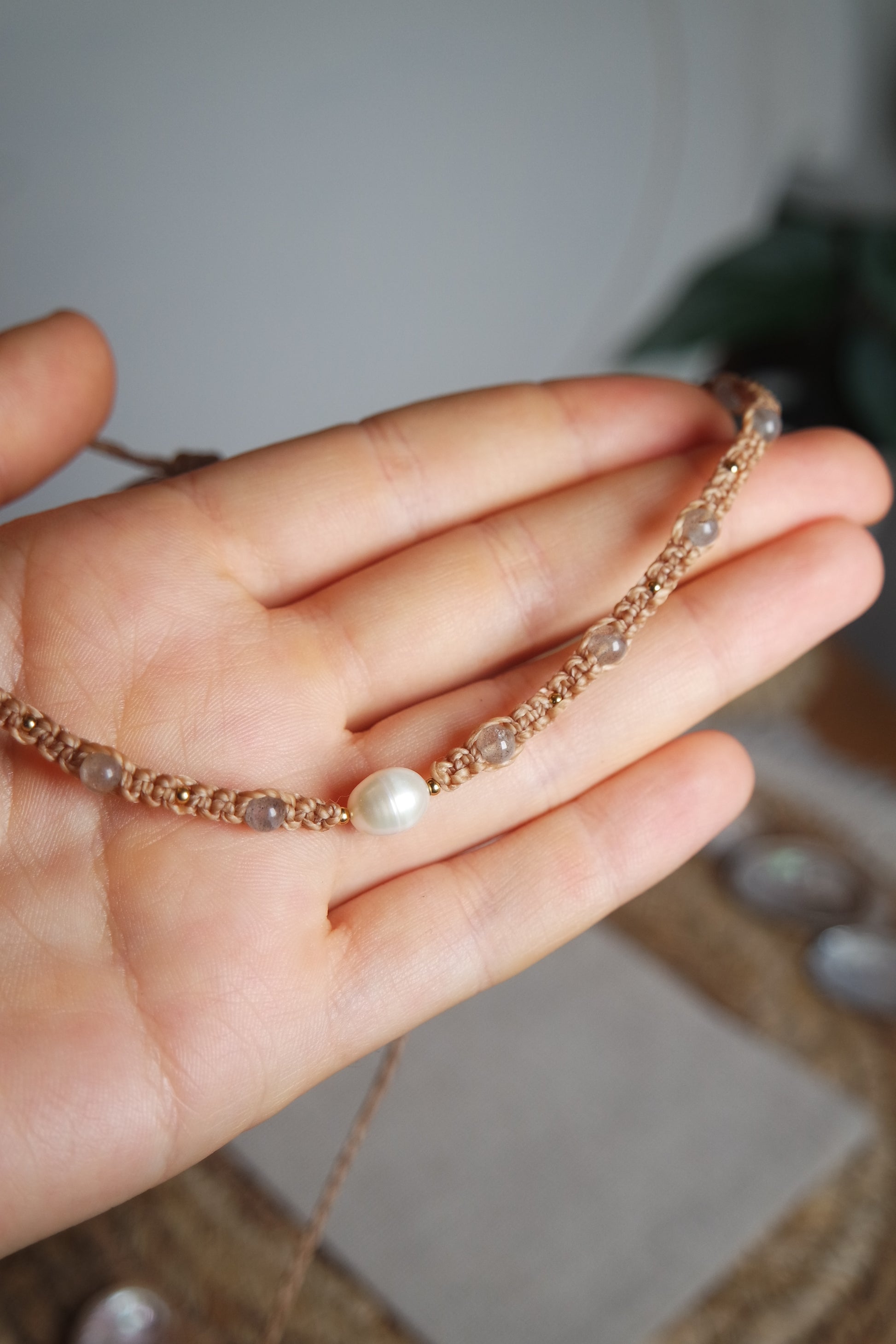 Handgefertigter Makramee Choker Thalyn mit kleinen Labradoritperlen, weißer Süßwasserperle und goldfarbenen Edelstahlperlen.