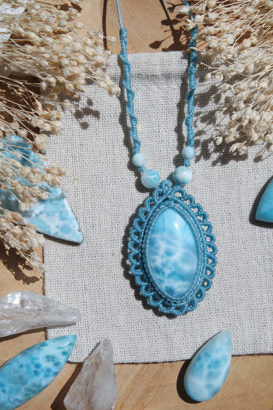 Detailaufnahme des Larimar-Steins mit kunstvoller Umrandung und glatter Oberfläche.

