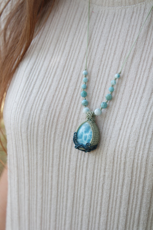 Nahaufnahme des Larimar-Tropfens mit Wellenmuster und Perlenverlauf.