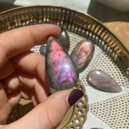 Lila Labradorit Cabochon