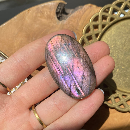 Lila Labradorit Cabochon