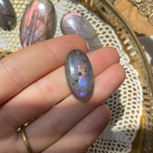 Lila Labradorit Cabochon