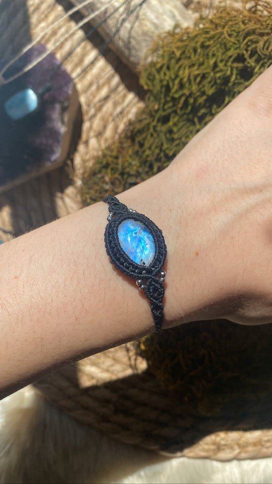 Regenbogen Mondstein Makramee Armband